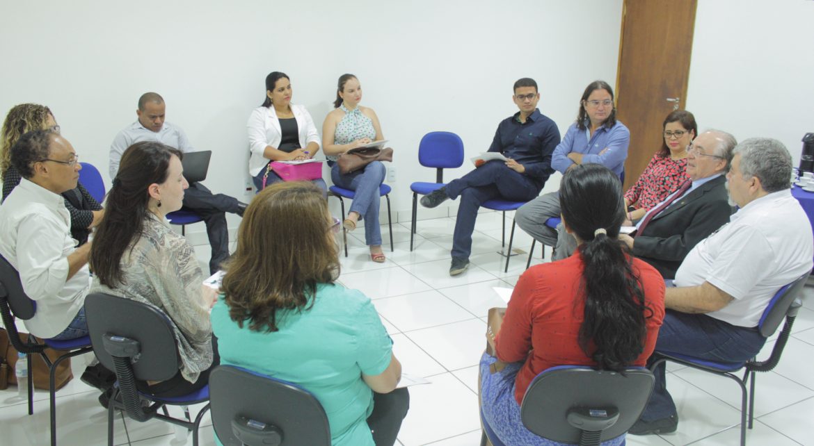 A gestão superior da UEMASUL aparece sentada, em círculo, juntamente com representantes da Rede Ciência Maranhão durante reunião.