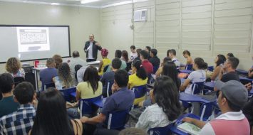 Um professor em sala de aula fala com os alunos.