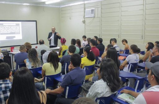 Um professor em sala de aula fala com os alunos.