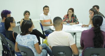 Alunos do movimento estudantil da UEMASUL e professores reunidos em reunião.