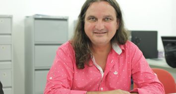 Antônio Expedito Barroso, Vice-reitor da UEMASUL, em sua mesa de trabalho.