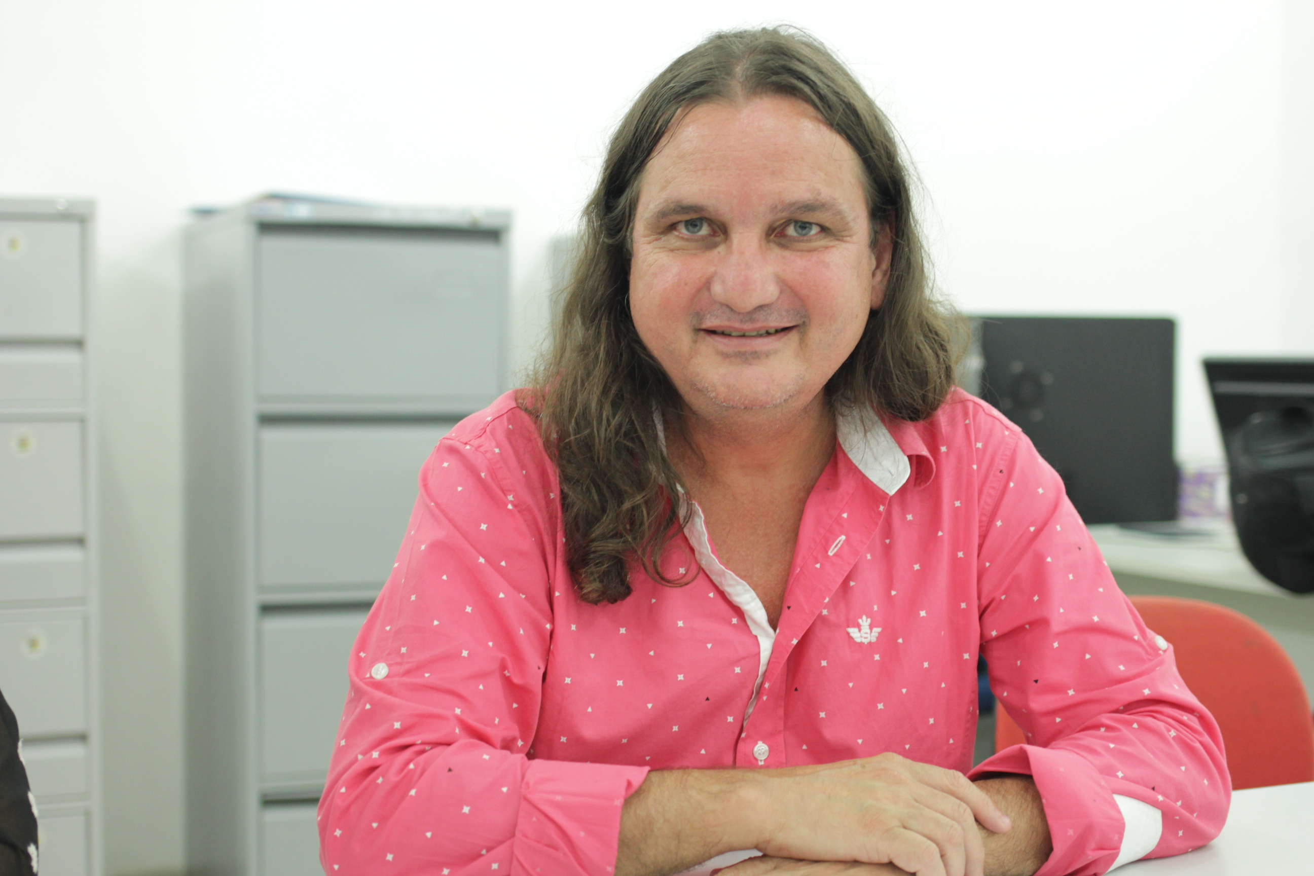 Antônio Expedito Barroso, Vice-reitor da UEMASUL, em sua mesa de trabalho.