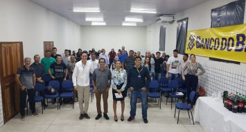 Foto oficial de servidores do Banco do Brasil que ministraram palestra e empreendedores carolinenses.