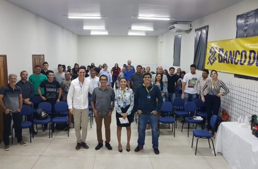 Foto oficial de servidores do Banco do Brasil que ministraram palestra e empreendedores carolinenses.