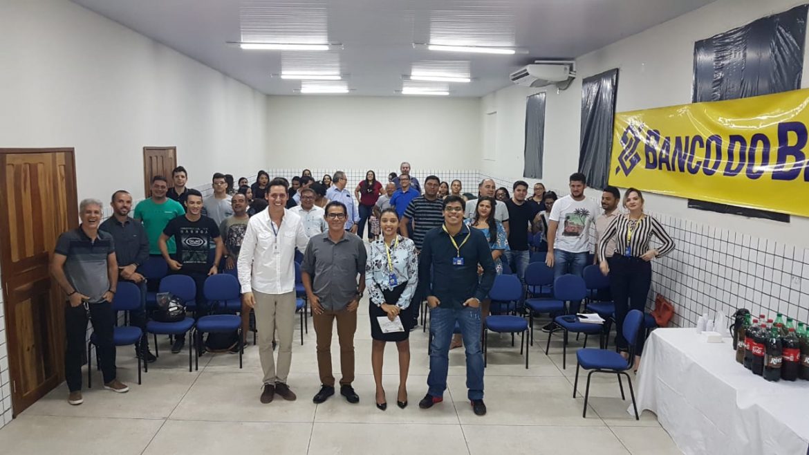 Foto oficial de servidores do Banco do Brasil que ministraram palestra e empreendedores carolinenses.