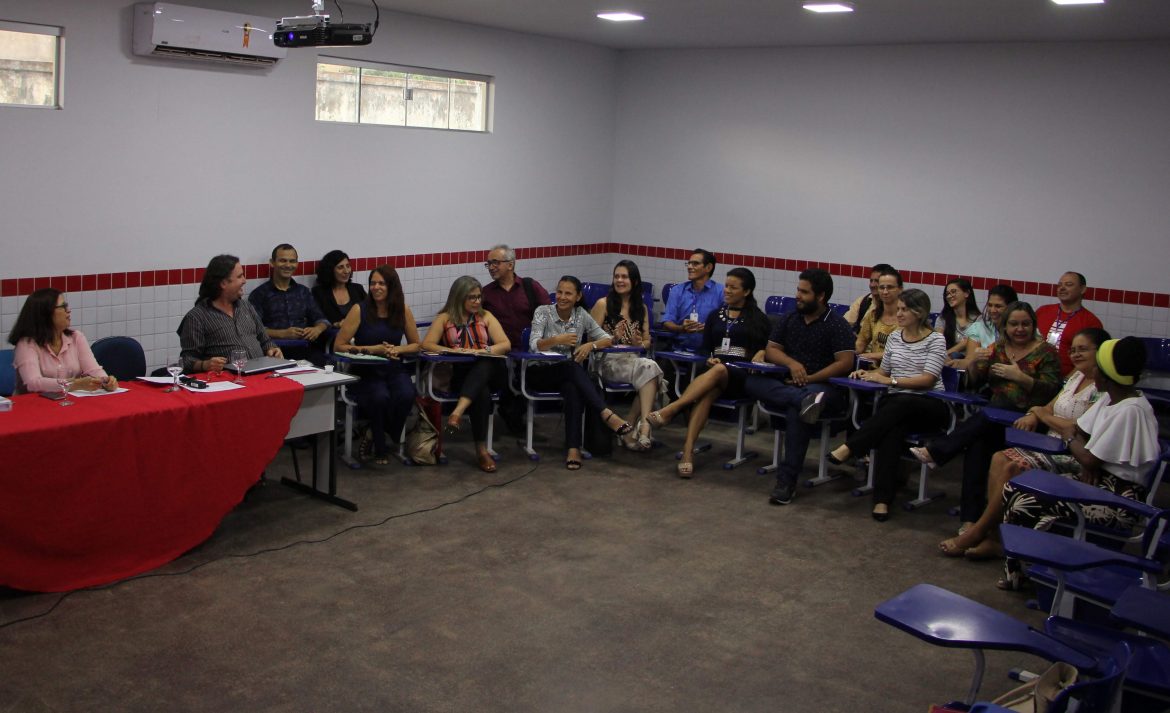 Reunião contou com ampla presença de docentes e representante discente que decidiram as deliberações do encontro.