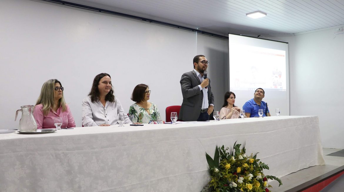 O reitor do IEMA, o professor doutor Jhonatan Almada, ao lado da Gestão Superior da UEMASUL