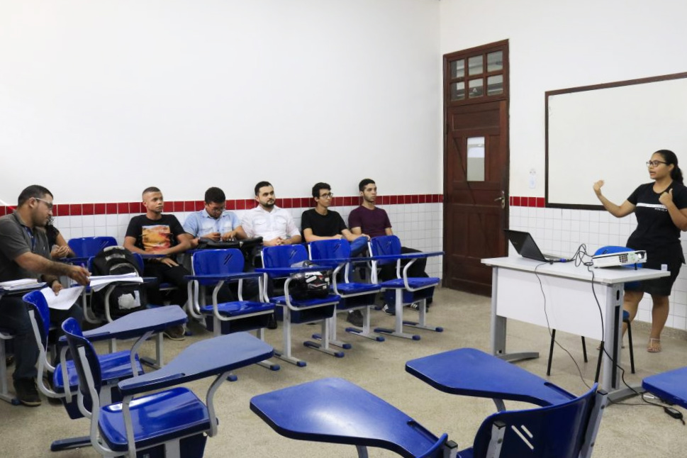 Alunos de Química contemplados pela nova grade assistem à aula.