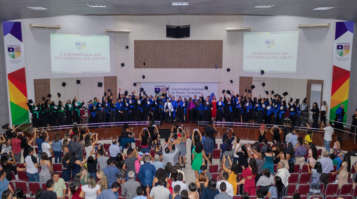 Acadêmicos dos cursos de Engenharia Agronômica, Engenharia Florestal e Medicina Veterinária (CCA) e das licenciaturas: Ciências Biológicas Ciências Com Habilitação em Matemática, Matemática e Química (CCENT) jogam os capelos para cima no final da carimônia.