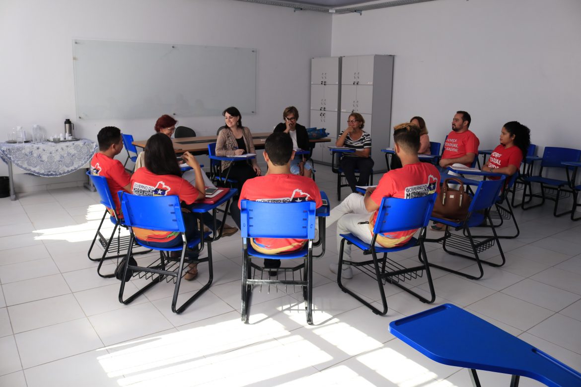 Membros da Força Estadual de Saúde do Maranhão, representantes da regional de saúde, da SEEP, da EBSERH, e da comissão de implantação do curso de Medicina reunidos em uma sala.