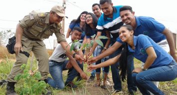 Alunos de Gestão Ambiental reunidos ao redor de uma árvore.