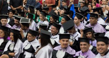 Acadêmicos formandos da UEMASUL acompanham cerimônia.