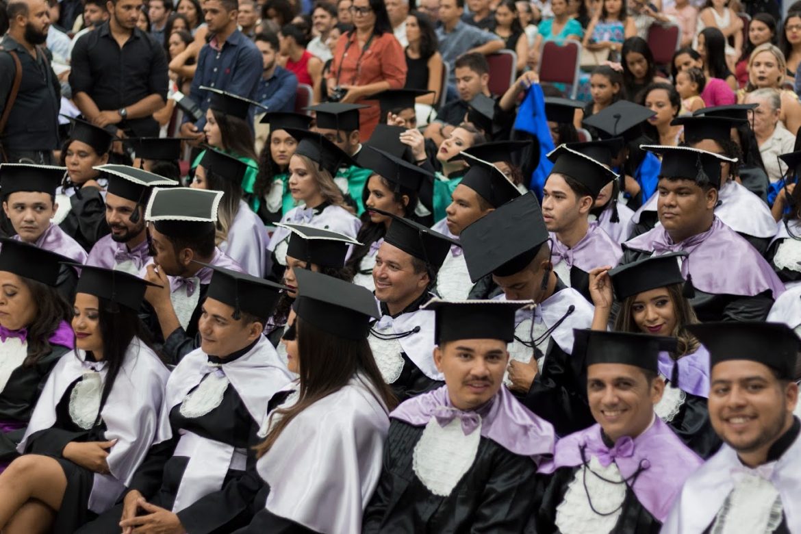 Acadêmicos formandos da UEMASUL acompanham cerimônia.