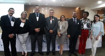 Oito gestores reunidos próximo a uma mesa no 64º Fórum Nacional de Reitores da ABRUEM.