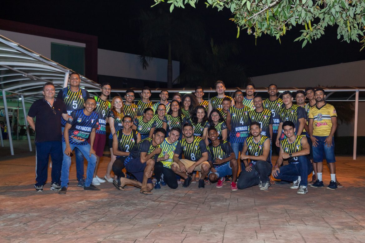 Integrantes e treinadores do time UEMASUL