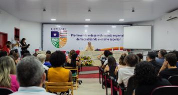 Alunos, visitantes, funcionários e professores reunidos no auditório da UEMASUL, durante a palestra do jornalista Fernando Morais.