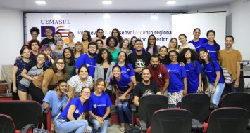 Membros do conselho universitários reunidos a fim de conhecer o plano de internacionalização da universidade.