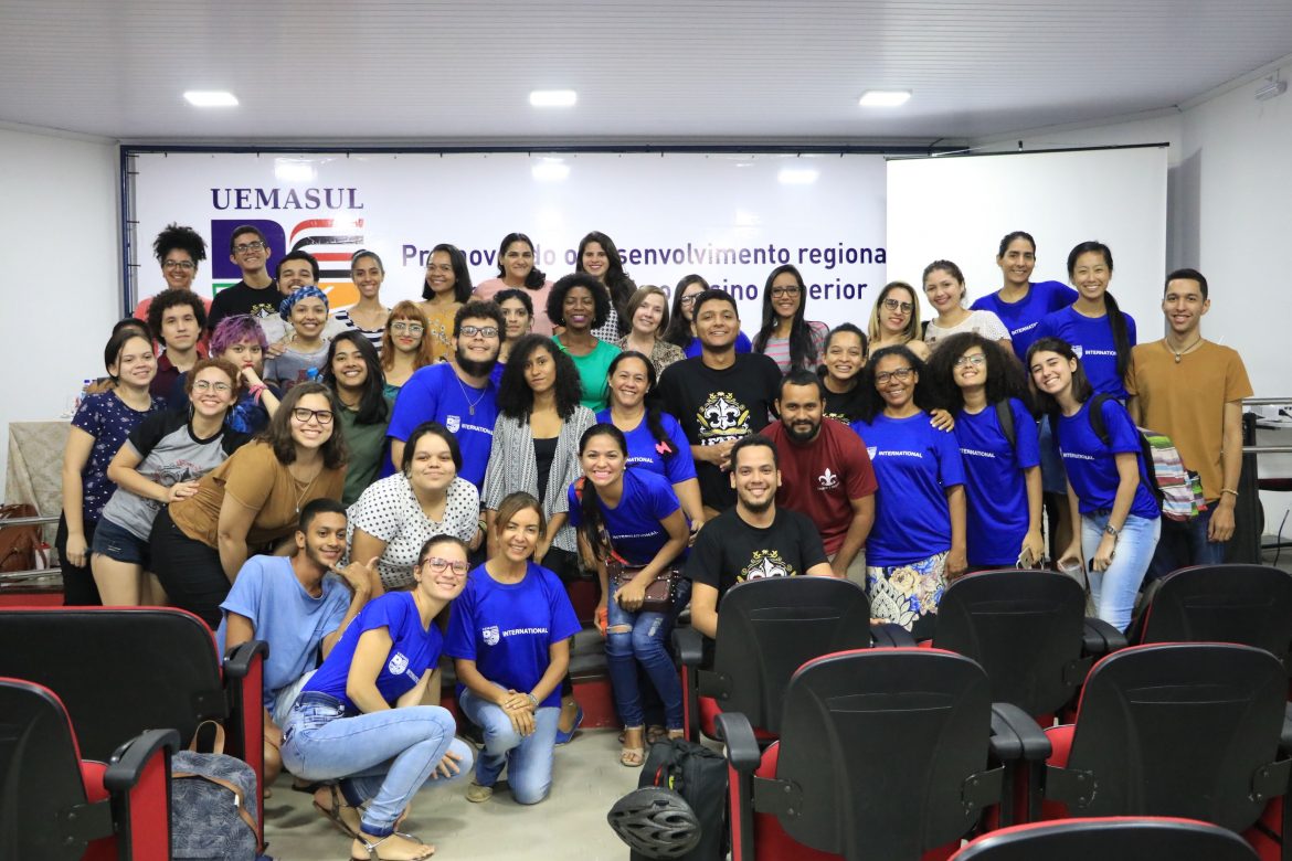 Membros do conselho universitários reunidos a fim de conhecer o plano de internacionalização da universidade.