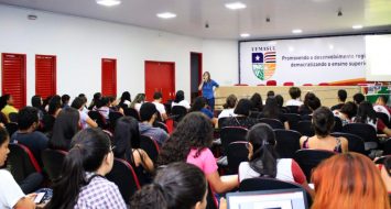 Estudantes acompanham palestra sobre o Setembro Amarelo.