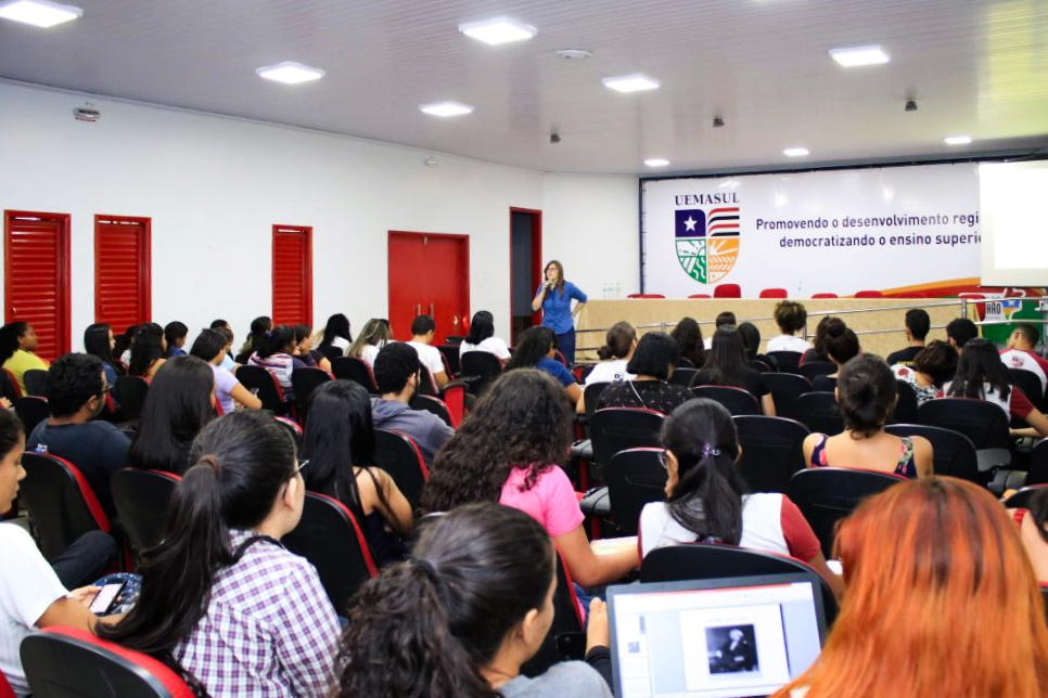 Estudantes acompanham palestra sobre o Setembro Amarelo.