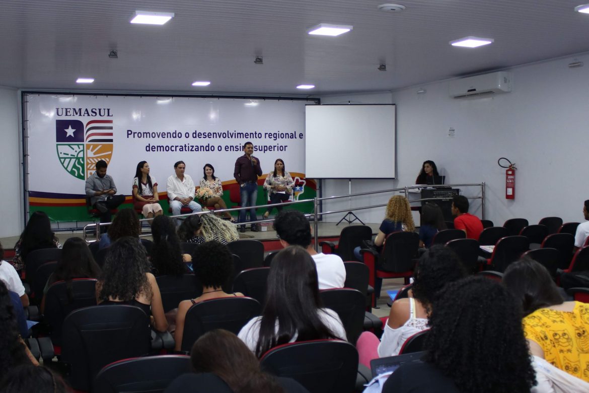 Alunos e professores reunidos no auditório da UEMASUL durante a I Semana de Estudos Biológicos.