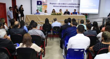 Reunião, no auditório da UEMASUL, entre gestores públicos municipais, membros do Ministério Público, Controladoria Geral da União, Tribunal de Contas, UEMASUL e Fundação Sousândrade.