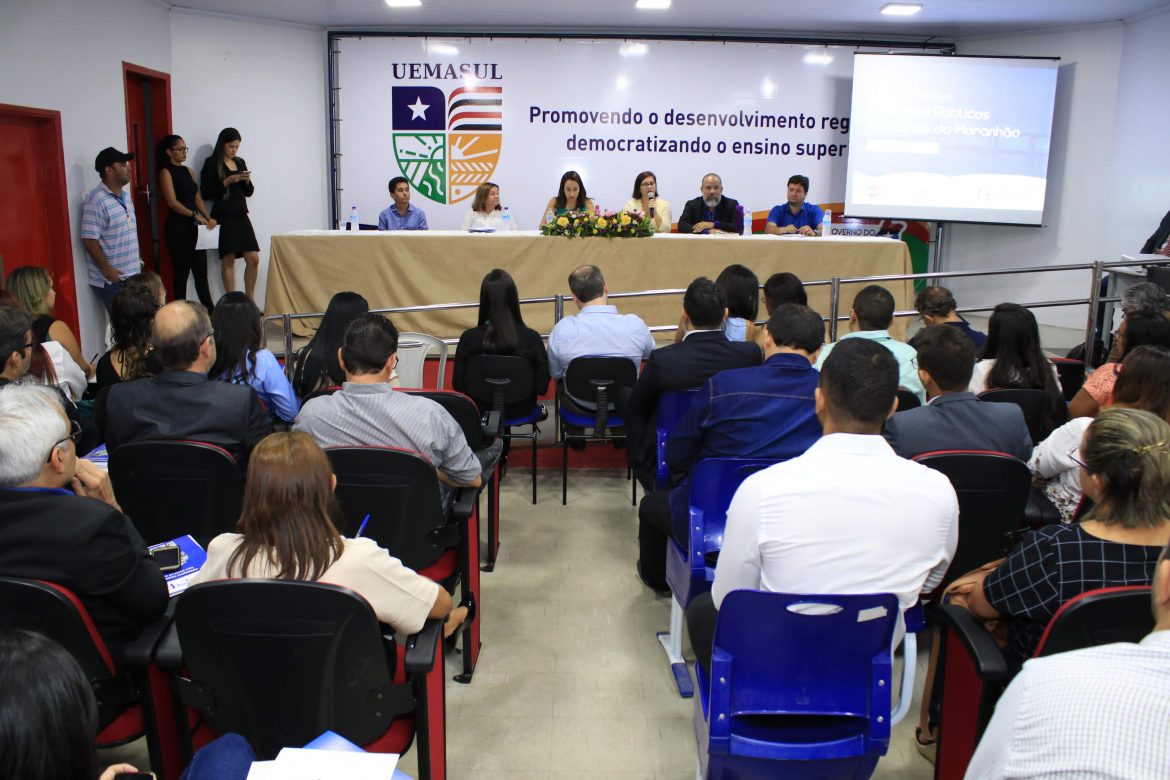 Reunião, no auditório da UEMASUL, entre gestores públicos municipais, membros do Ministério Público, Controladoria Geral da União, Tribunal de Contas, UEMASUL e Fundação Sousândrade.