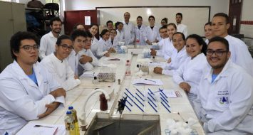 Acadêmicos e professores do curso de química em palestra do I simpósio de química da universidade.