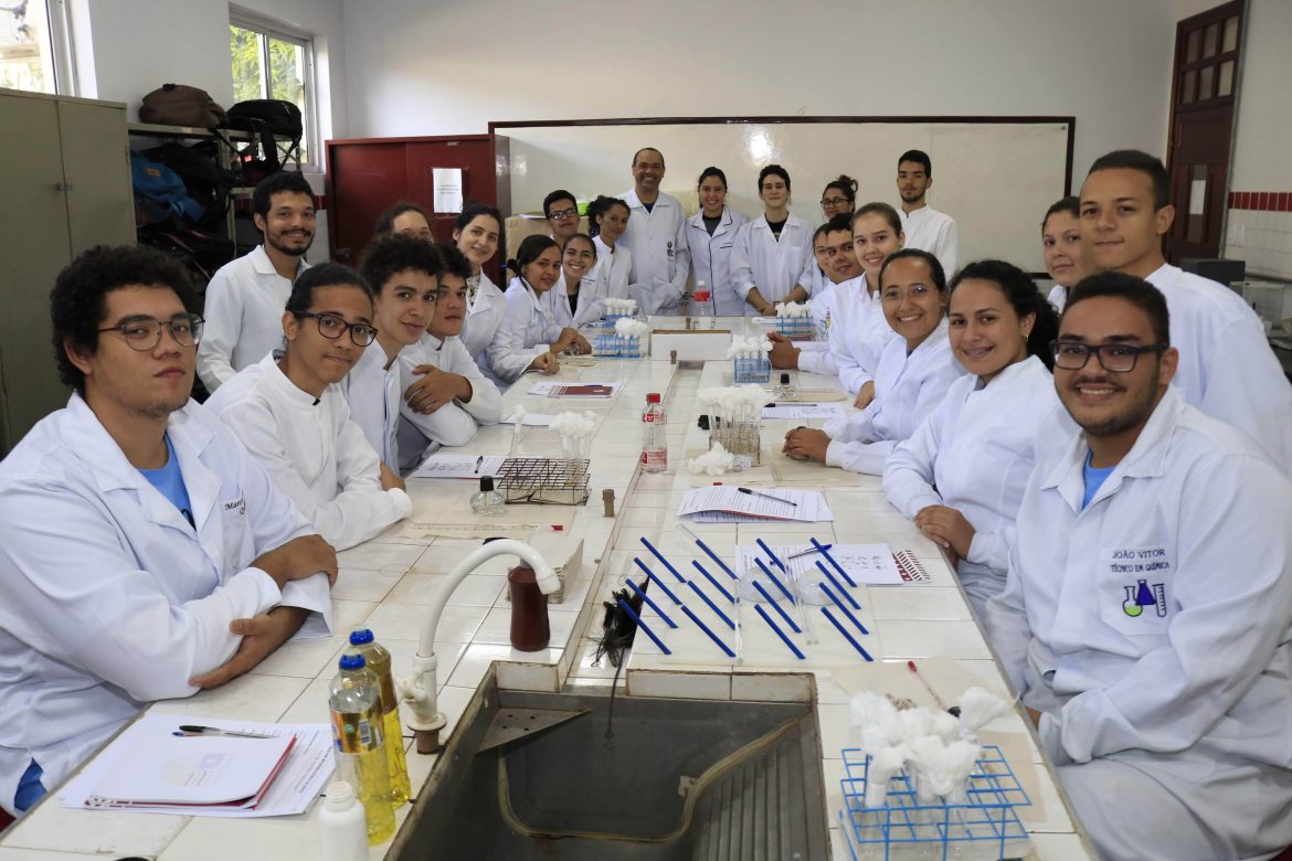 Acadêmicos e professores do curso de química em palestra do I simpósio de química da universidade.