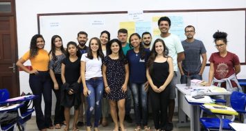 Tutores do Cursinho Popular reunidos em uma sala de aula durante a Formação Pedagógica na UEMASUL.