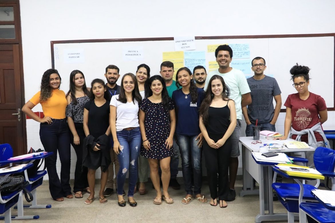 Tutores do Cursinho Popular reunidos em uma sala de aula durante a Formação Pedagógica na UEMASUL.