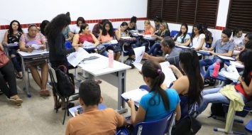 Alunos do Cursinho Popular reunidos em uma sala de aula da UEMASUL.