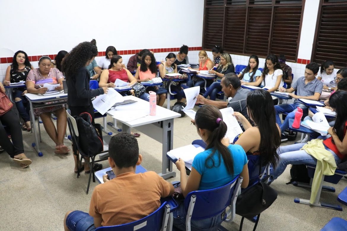 Alunos do Cursinho Popular reunidos em uma sala de aula da UEMASUL.