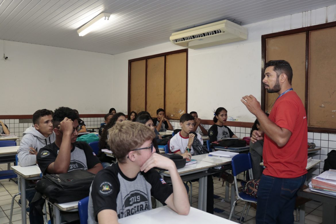 Alunos reunidos na sala de aula prestam atenção nas explicações da equipe de Pró-Reitoria da UEMASUL.