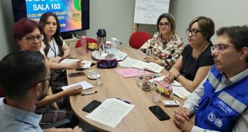 Membros da comissão de implantação do curso de Medicina da UEMASUL e da Organização Pan-Americana de Saúde (OPAS/Brasil), em reunião conversando sobre as demandas a serem atendidas para a implantação do curso de Medicina.