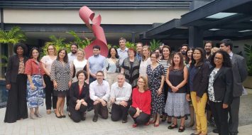 Professores e professoras posicionados lado a lado, durante o evento: Especialista no ensino de Língua Inglesa, que aconteceu em Brasília com a participação da UEMASUL.