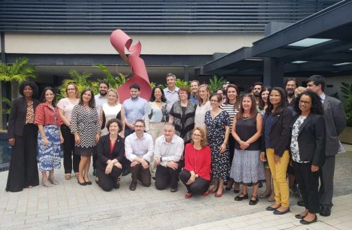 Professores e professoras posicionados lado a lado, durante o evento: Especialista no ensino de Língua Inglesa, que aconteceu em Brasília com a participação da UEMASUL.