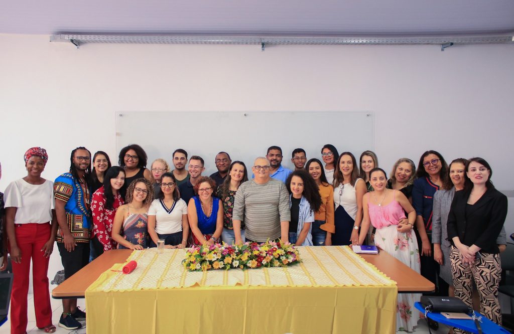 Professores e equipe administrativa participam da cerimônia de abertura do curso de Mestrado em Letras