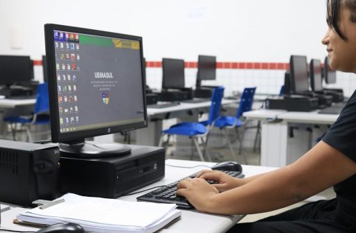 Estudante realiza inscrição em sítio eletrônico do Programa.