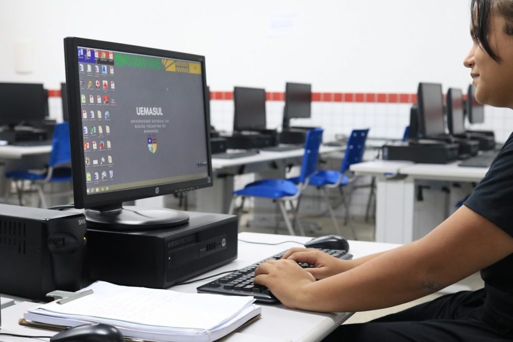 Estudante realiza inscrição em sítio eletrônico do Programa.