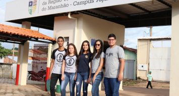 Acadêmicos da UEMASUL na entrada da universidade.