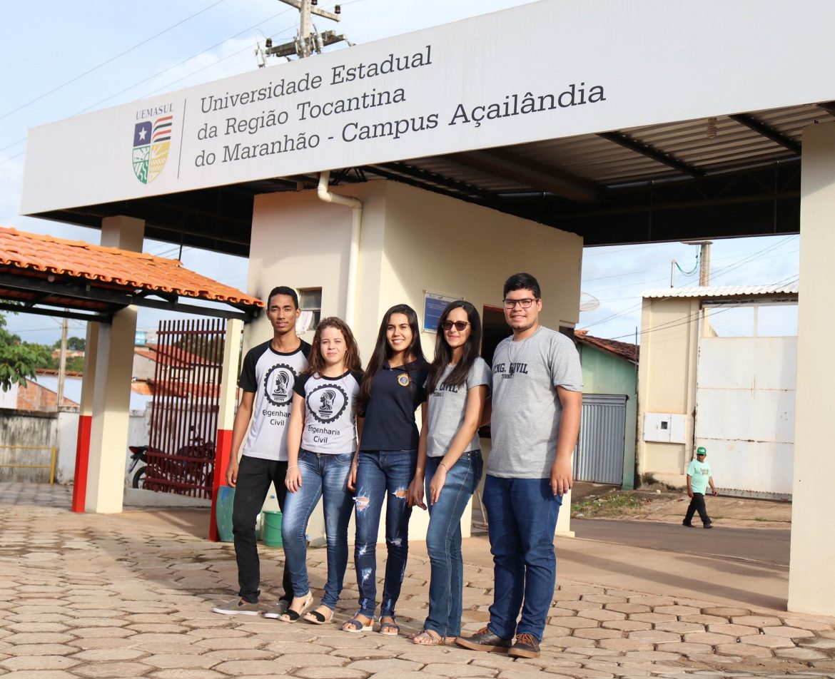 Acadêmicos da UEMASUL na entrada da universidade.