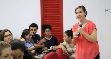 Professora Wanda Walker palestrando no auditório da UEMASUL para alunos e professores.