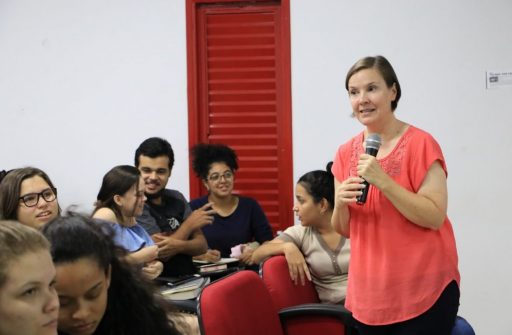 Professora Wanda Walker palestrando no auditório da UEMASUL para alunos e professores.