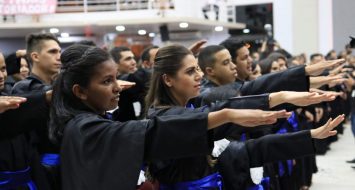 Momento em que os formandos fazem o juramento durante a solenidade de outorga de grau na Primeira Igreja Batista de Imperatriz.