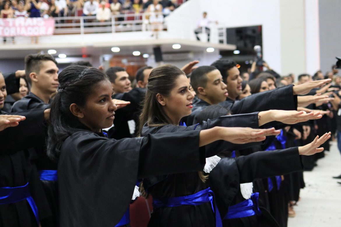 Momento em que os formandos fazem o juramento durante a solenidade de outorga de grau na Primeira Igreja Batista de Imperatriz.