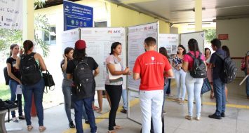 Bolsistas de programa de Assistência Estudantil apresentam resultados durante evento.