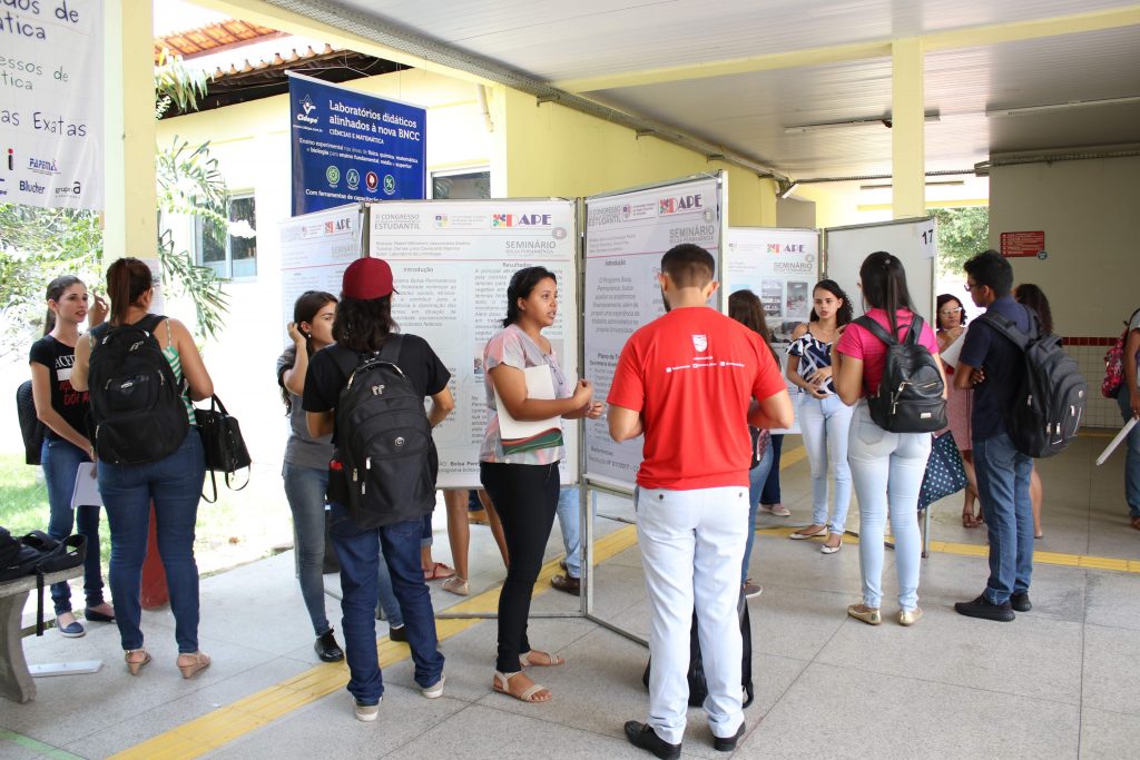 Bolsistas de programa de Assistência Estudantil apresentam resultados durante evento.