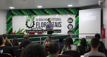 Acadêmicos acompanham palestras e minicursos que debatem temas voltados à área florestal.