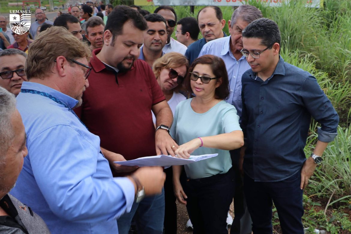 Secretários de Estado de Infraestrutura Clayton Noleto e de Saúde Carlos Lula, acompanhados da Reitora Elizabeth Nunes Fernandes.